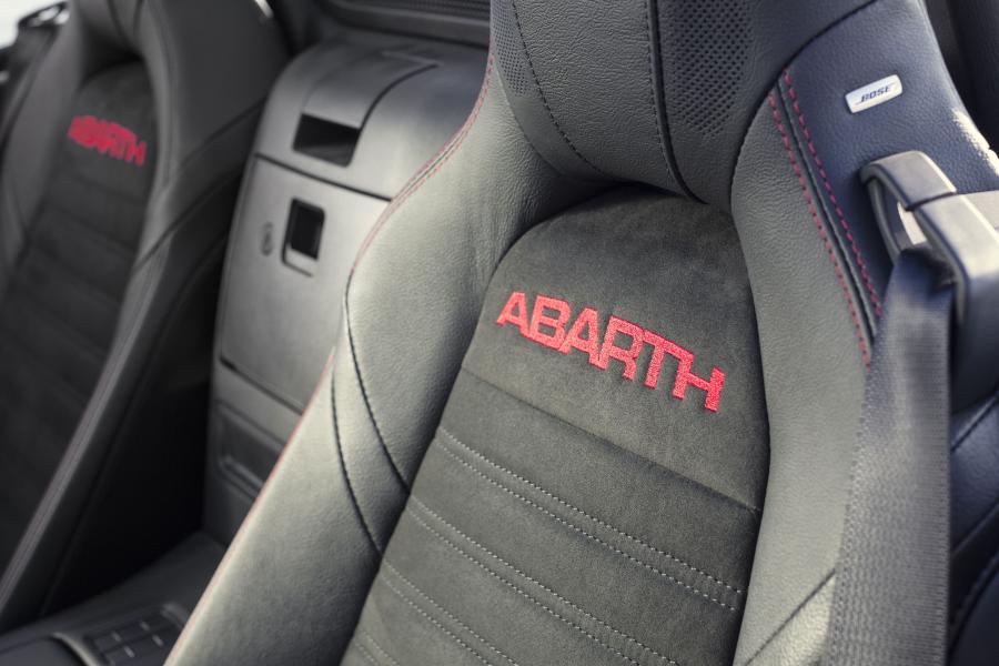 Детали интерьера Abarth 124 Spider Scorpione (348) 2017 года  (фото 6 из 28)